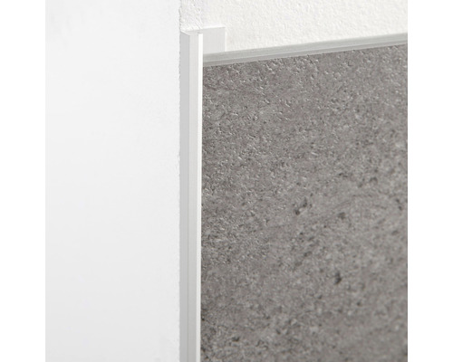 Vue détaillée d''un rail de carreau blanc sur un mur et un carreau