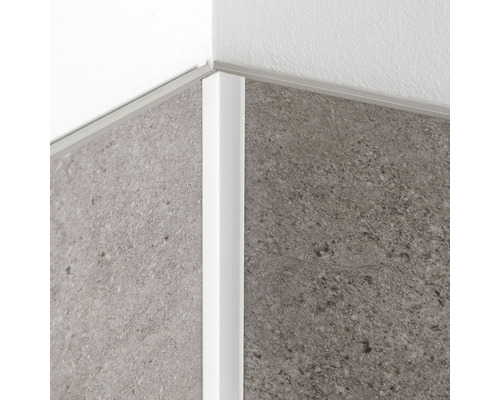 Profilé d''angle pour carreaux sur un mur carrelé gris
