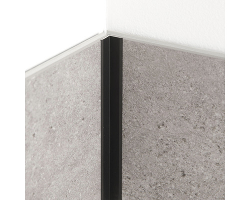 Ecke mit Fliesen und Fliesenschiene