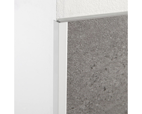 Vue détaillée d''un rail de carrelage en plastique blanc sur un mur