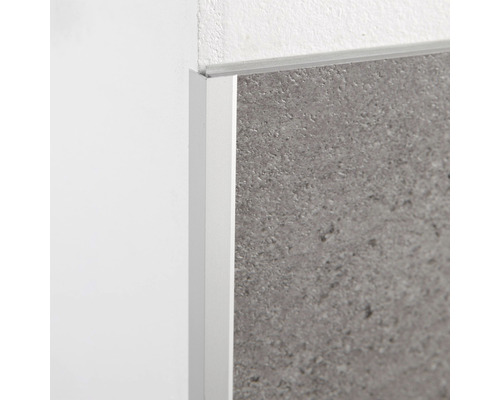 Detailaufnahme einer Fliesenschiene aus Aluminium an einer Wand