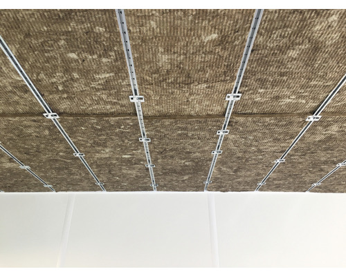 Plafond avec matériau isolant et rails de fixation