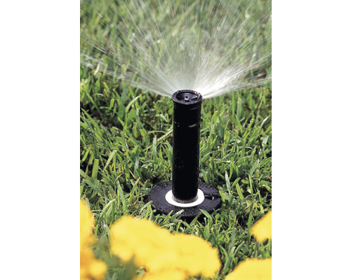 Arroseur escamotable en fonctionnement pour l''arrosage du gazon