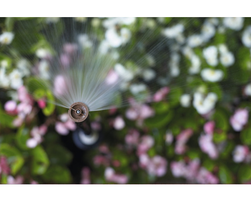 Arroseur de jardin en fonctionnement pour l''irrigation