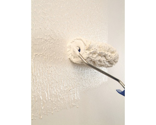 Rouleau de peinture appliquant de la peinture sur un mur.