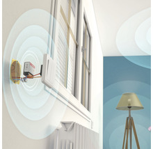 Installation d''un système de maison intelligente dans une pièce à vivre avec fenêtre et radiateur.