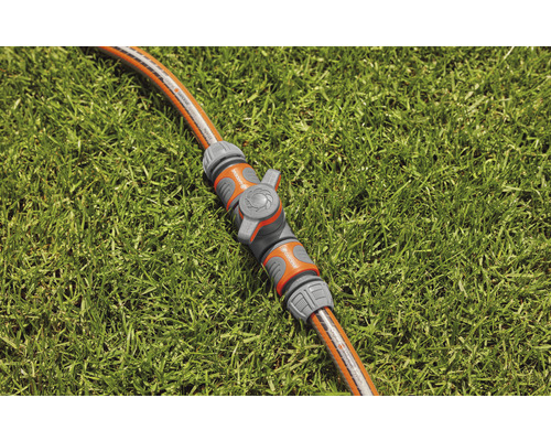 Raccord de tuyau d''arrosage sur pelouse