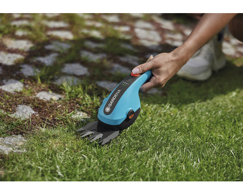 Gardena Akku-Grasschere im Einsatz zum Grasschneiden