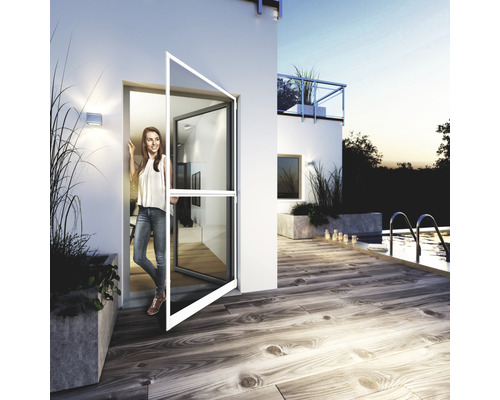 Scène montrant une femme se tenant dans l''embrasure d''une porte et présentant un cadre de protection contre les insectes fixé à la porte. En arrière-plan, une piscine et un jardin moderne.