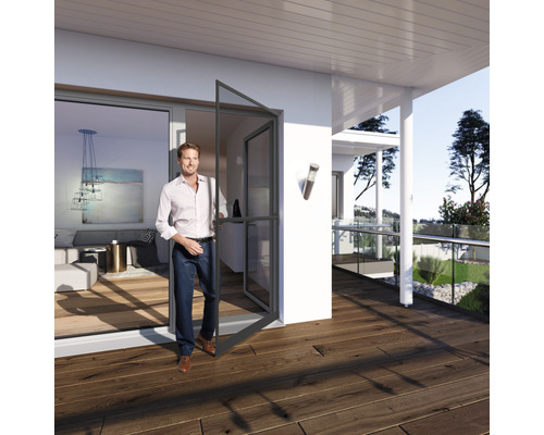 Homme entrant sur une terrasse par une porte moustiquaire