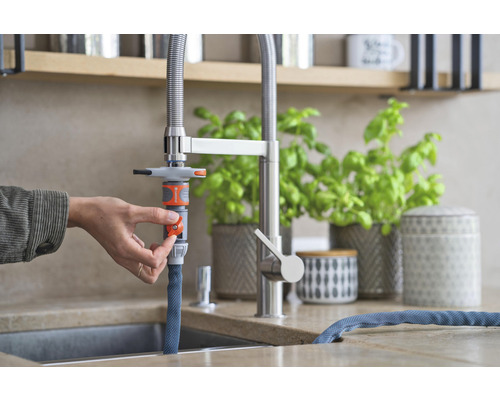 Adaptateur de tuyau d''arrosage sur un robinet actionné d''une seule main