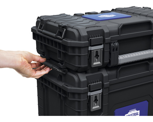 Boîtes à outils empilables avec poignée de transport en gros plan