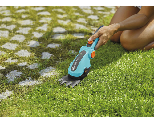 Cisailles à gazon sans fil Gardena en cours d''utilisation sur une pelouse