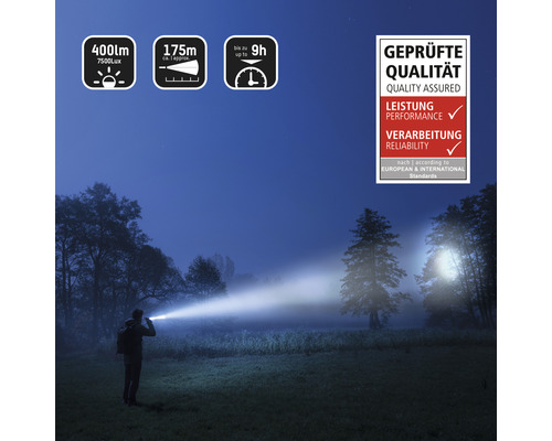 "Scène de nuit avec une personne utilisant une lampe de poche