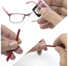 Eine Person repariert eine Brille mit Pattex Sekundenkleber flüssig.