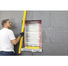 Handwerker mit Wasserwaage bei der Fensterinstallation in einem gedämmten Raum