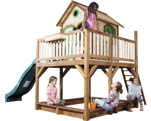 Maison de jeu en bois avec bac à sable, toboggan et échelle dans le jardin