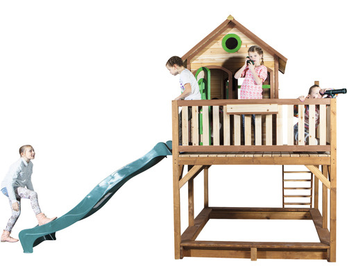 Tour de jeux avec toboggan et bac à sable pour enfants dans le jardin