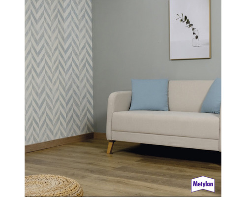 Salon moderne avec sol en vinyle, papier peint à motifs et canapé