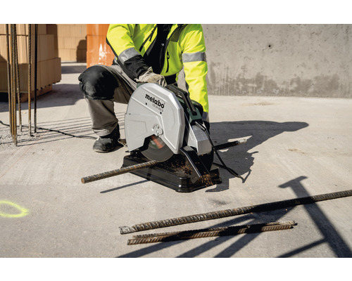 Tronçonneuse à métaux coupant une barre d''armature