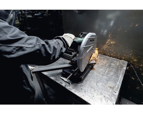 Scie à ruban à métaux Metabo coupant du métal avec des étincelles