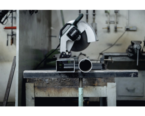 Scie circulaire à métaux avec tube carré et tube rond sur établi