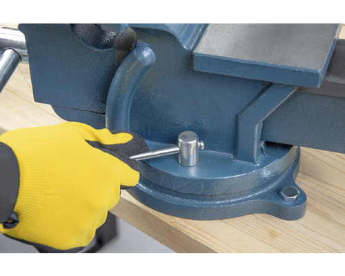 Werkbank Schraubstock mit Bedienung durch eine Hand mit Arbeitshandschuh.