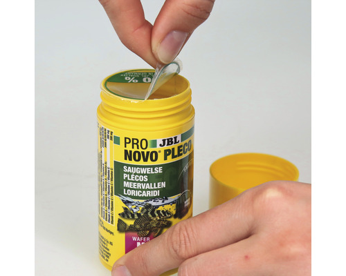 Boîte d''aliments JBL Pro Novo Pleco en cours d''ouverture