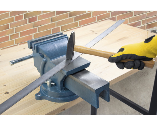 Établi avec étau, marteau et bande métallique