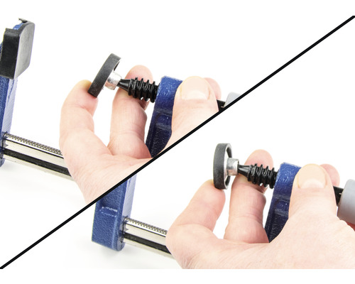 Un serre-joint est réglé par une main.