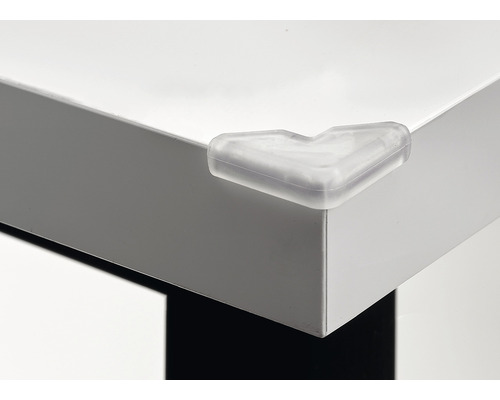 Protection d''angle en plastique sur un bord de table