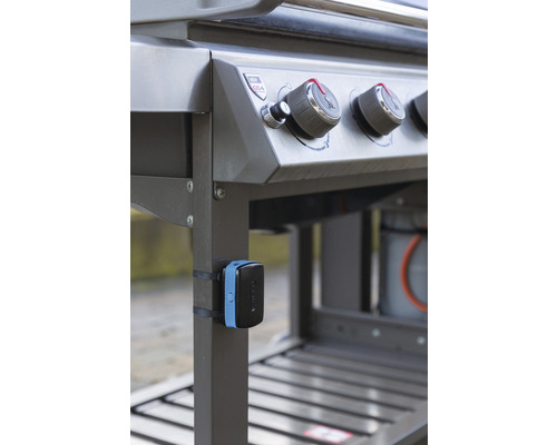 Detailansicht eines Gasgrills mit Temperaturfühler am Grillgestell