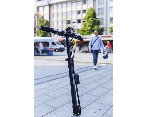 Lenkstange eines Elektrorollers auf einem öffentlichen Platz