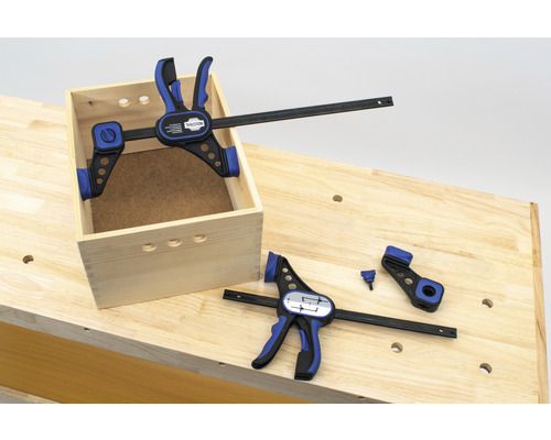 Boîte en bois avec serre-joints à une main sur un établi