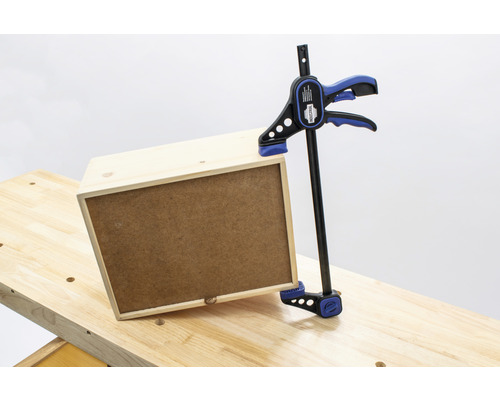 Boîte en bois avec serre-joint sur établi