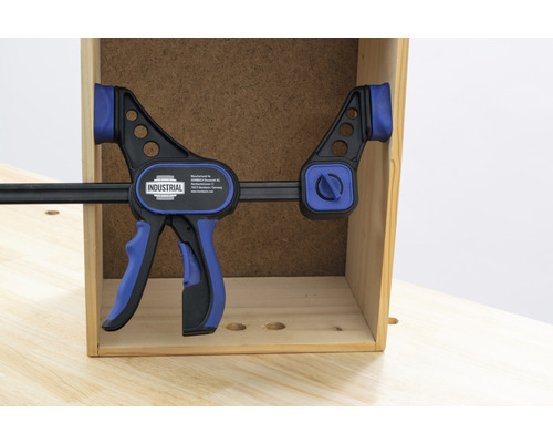 Pièce maintenue avec une serre-joint à une main