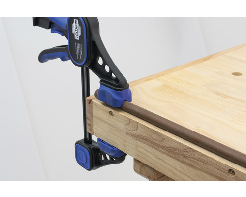 Établi avec serre-joint pour fixer un tube en cuivre