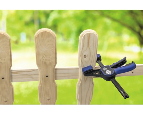 Clôture en bois avec serre-joint