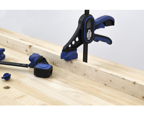 Établi avec serre-joint à une main et serre-angle