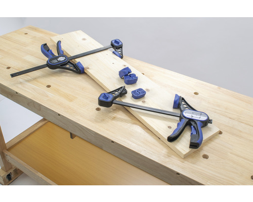 Établi avec planche en bois fixée par des serre-joints à action rapide