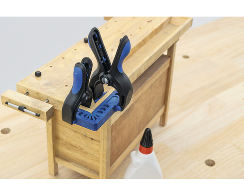 Établi avec serre-joints et colle