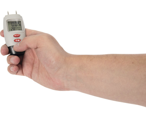 Hand hält ein Feuchtigkeitsmessgerät