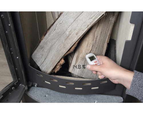 Holzfeuchtemessgerät misst Feuchtigkeit von Holz im Ofen mit 14,8 Prozent