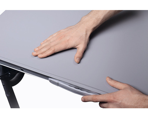 Gros plan sur une surface de table lisse avec une main