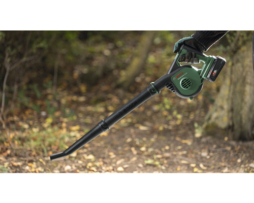 Souffleur de feuilles sans fil Bosch en cours d'utilisation dans le jardin