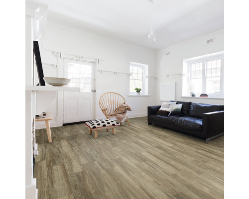 Heller Wohnraum mit Holzstruktur-Boden, Sofa, Stuhl und Fusshocker