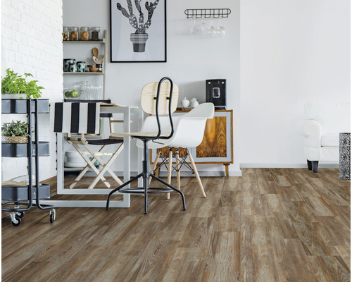 Heller Raum mit Holzboden, Esstisch und Regal