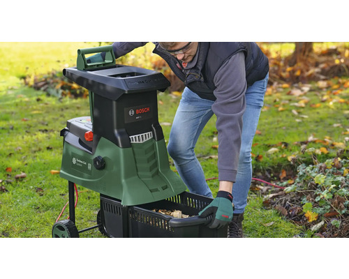 Broyeur de jardin Bosch AXT 25 TC en utilisation avec l''opérateur