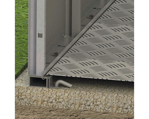 Vue détaillée d''une fixation au sol d''une rampe sur du gravier