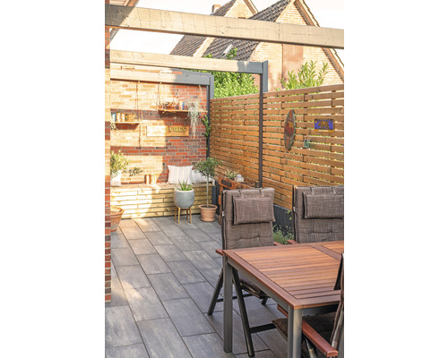 Terrasse avec coin salon, clôture en bois et pavés
